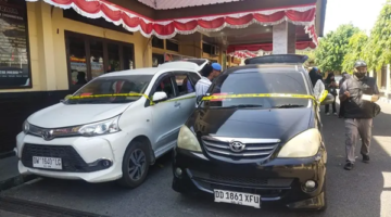 Dua mobil Toyota Avanza yang diamankan Polres Parepare setelah diduga digunakan untuk mengisi BBM bersubsidi jenis Pertalite secara berulang di SPBU Ujung Bulu dan SPBU Patung Pemuda, Kota Parepare.