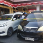 Dua mobil Toyota Avanza yang diamankan Polres Parepare setelah diduga digunakan untuk mengisi BBM bersubsidi jenis Pertalite secara berulang di SPBU Ujung Bulu dan SPBU Patung Pemuda, Kota Parepare.