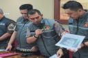Penyidik Polda Sulsel menunjukkan barang bukti dalam gelar perkara kasus dugaan korupsi dan TPPU yang menjerat Bupati Gowa di Mabes Polri, Jumat (25/9/2026). (Tangkapan layar TikTok Kortastipidkor Polri)