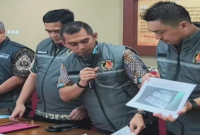 Penyidik Polda Sulsel menunjukkan barang bukti dalam gelar perkara kasus dugaan korupsi dan TPPU yang menjerat Bupati Gowa di Mabes Polri, Jumat (25/9/2026). (Tangkapan layar TikTok Kortastipidkor Polri)