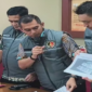 Penyidik Polda Sulsel menunjukkan barang bukti dalam gelar perkara kasus dugaan korupsi dan TPPU yang menjerat Bupati Gowa di Mabes Polri, Jumat (25/9/2026). (Tangkapan layar TikTok Kortastipidkor Polri)