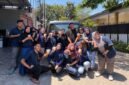 Tim CV Arashi Cosmetindo berfoto bersama sebelum membagikan Minuman gratis kepada para pengantre BBM di Makassar. Aksi sosial ini menyasar masyarakat yang sedang menunggu giliran di SPBU di bawah terik matahari.