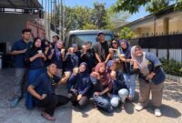Tim CV Arashi Cosmetindo berfoto bersama sebelum membagikan Minuman gratis kepada para pengantre BBM di Makassar. Aksi sosial ini menyasar masyarakat yang sedang menunggu giliran di SPBU di bawah terik matahari.