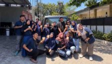 Tim CV Arashi Cosmetindo berfoto bersama sebelum membagikan Minuman gratis kepada para pengantre BBM di Makassar. Aksi sosial ini menyasar masyarakat yang sedang menunggu giliran di SPBU di bawah terik matahari.