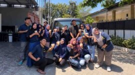 Tim CV Arashi Cosmetindo berfoto bersama sebelum membagikan Minuman gratis kepada para pengantre BBM di Makassar. Aksi sosial ini menyasar masyarakat yang sedang menunggu giliran di SPBU di bawah terik matahari.