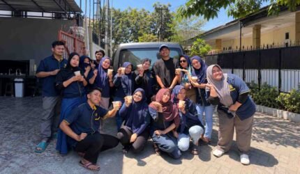 Tim CV Arashi Cosmetindo berfoto bersama sebelum membagikan Minuman gratis kepada para pengantre BBM di Makassar. Aksi sosial ini menyasar masyarakat yang sedang menunggu giliran di SPBU di bawah terik matahari.