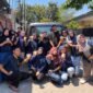 Tim CV Arashi Cosmetindo berfoto bersama sebelum membagikan Minuman gratis kepada para pengantre BBM di Makassar. Aksi sosial ini menyasar masyarakat yang sedang menunggu giliran di SPBU di bawah terik matahari.