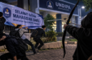 Ilustrasi mahasiswa UNDIPA Makassar dibusur OTK saat pasang spanduk (Visual AI)
