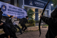 Ilustrasi mahasiswa UNDIPA Makassar dibusur OTK saat pasang spanduk (Visual AI)