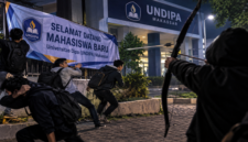 Ilustrasi mahasiswa UNDIPA Makassar dibusur OTK saat pasang spanduk (Visual AI)