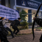 Ilustrasi mahasiswa UNDIPA Makassar dibusur OTK saat pasang spanduk (Visual AI)
