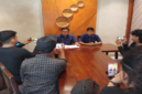 Kuasa hukum Owner RA Skincare, Wawan Nur Rewa bersama Anugrah Mansur, mengungkap kronologi dugaan penipuan berkedok investasi yang menyeret bos kosmetik berinisial AHA dalam konferensi pers di Makassar, Sabtu (26/9/2026).