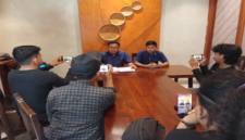 Kuasa hukum Owner RA Skincare, Wawan Nur Rewa bersama Anugrah Mansur, mengungkap kronologi dugaan penipuan berkedok investasi yang menyeret bos kosmetik berinisial AHA dalam konferensi pers di Makassar, Sabtu (26/9/2026).