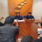 Kuasa hukum Owner RA Skincare, Wawan Nur Rewa bersama Anugrah Mansur, mengungkap kronologi dugaan penipuan berkedok investasi yang menyeret bos kosmetik berinisial AHA dalam konferensi pers di Makassar, Sabtu (26/9/2026).