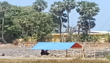 Aktivitas proyek penimbunan yang menggunakan material dari wilayah Dusun Pandanga, Desa Aeng Batu-Batu
