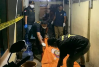 Petugas mengevakuasi jenazah korban di lokasi kejadian di Kecamatan Somba Opu, Kabupaten Gowa, Senin (5/10/2026). Polisi masih mendalami kasus tewasnya pasangan suami istri tersebut. (Foto: Ist)