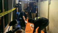 Petugas mengevakuasi jenazah korban di lokasi kejadian di Kecamatan Somba Opu, Kabupaten Gowa, Senin (5/10/2026). Polisi masih mendalami kasus tewasnya pasangan suami istri tersebut. (Foto: Ist)