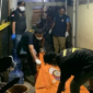 Petugas mengevakuasi jenazah korban di lokasi kejadian di Kecamatan Somba Opu, Kabupaten Gowa, Senin (5/10/2026). Polisi masih mendalami kasus tewasnya pasangan suami istri tersebut. (Foto: Ist)