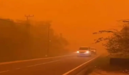 Bikin Ngeri! Langit Palangka Raya Berubah Oranye Kemerahan