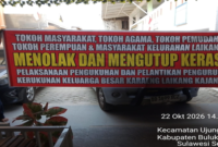 Spanduk Penolakan Rencana pengukuhan Kerukunan Keluarga Besar (KKB) Karaeng Laikang Kajang menuai keberatan dari sejumlah warga Kelurahan Laikang