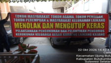 Spanduk Penolakan Rencana pengukuhan Kerukunan Keluarga Besar (KKB) Karaeng Laikang Kajang menuai keberatan dari sejumlah warga Kelurahan Laikang