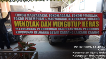 Spanduk Penolakan Rencana pengukuhan Kerukunan Keluarga Besar (KKB) Karaeng Laikang Kajang menuai keberatan dari sejumlah warga Kelurahan Laikang