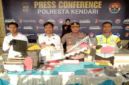 Jajaran Polresta Kendari memperlihatkan barang bukti berupa seperangkat komputer, mesin pencetak, serta puluhan lembar STNK dan SIM BII Umum palsu dalam konferensi pers pengungkapan kasus pemalsuan dokumen negara di Kendari, Sulawesi Tenggara. (Foto: Polresta Kendari)