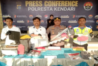 Jajaran Polresta Kendari memperlihatkan barang bukti berupa seperangkat komputer, mesin pencetak, serta puluhan lembar STNK dan SIM BII Umum palsu dalam konferensi pers pengungkapan kasus pemalsuan dokumen negara di Kendari, Sulawesi Tenggara. (Foto: Polresta Kendari)