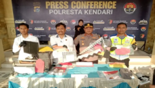 Jajaran Polresta Kendari memperlihatkan barang bukti berupa seperangkat komputer, mesin pencetak, serta puluhan lembar STNK dan SIM BII Umum palsu dalam konferensi pers pengungkapan kasus pemalsuan dokumen negara di Kendari, Sulawesi Tenggara. (Foto: Polresta Kendari)