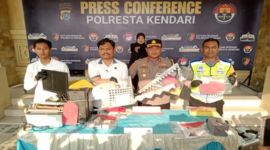 Jajaran Polresta Kendari memperlihatkan barang bukti berupa seperangkat komputer, mesin pencetak, serta puluhan lembar STNK dan SIM BII Umum palsu dalam konferensi pers pengungkapan kasus pemalsuan dokumen negara di Kendari, Sulawesi Tenggara. (Foto: Polresta Kendari)