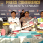 Jajaran Polresta Kendari memperlihatkan barang bukti berupa seperangkat komputer, mesin pencetak, serta puluhan lembar STNK dan SIM BII Umum palsu dalam konferensi pers pengungkapan kasus pemalsuan dokumen negara di Kendari, Sulawesi Tenggara. (Foto: Polresta Kendari)