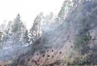 Kondisi tebing curam dan area pekuburan adat di Kecamatan Baruppu, Kabupaten Toraja Utara, Sulawesi Selatan, yang diselimuti asap sisa kebakaran hutan dan lahan. (Foto : Ist)