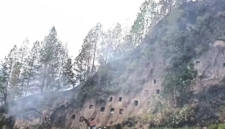 Kondisi tebing curam dan area pekuburan adat di Kecamatan Baruppu, Kabupaten Toraja Utara, Sulawesi Selatan, yang diselimuti asap sisa kebakaran hutan dan lahan. (Foto : Ist)