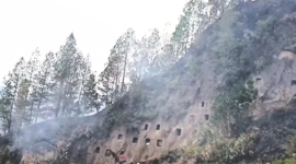 Kondisi tebing curam dan area pekuburan adat di Kecamatan Baruppu, Kabupaten Toraja Utara, Sulawesi Selatan, yang diselimuti asap sisa kebakaran hutan dan lahan. (Foto : Ist)