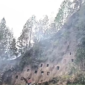 Kondisi tebing curam dan area pekuburan adat di Kecamatan Baruppu, Kabupaten Toraja Utara, Sulawesi Selatan, yang diselimuti asap sisa kebakaran hutan dan lahan. (Foto : Ist)