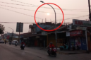 Kabut asap tipis menyelimuti Jalan Toddopuli Raya Timur menuju Borong Raya, Makassar, Rabu (14/10/2026), hingga mengurangi intensitas sinar matahari. Kondisi ini menjadi perhatian warga di tengah kekhawatiran terhadap penurunan kualitas udara akibat dugaan asap kiriman karhutla.