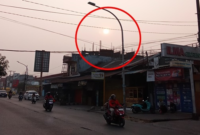 Kabut asap tipis menyelimuti Jalan Toddopuli Raya Timur menuju Borong Raya, Makassar, Rabu (14/10/2026), hingga mengurangi intensitas sinar matahari. Kondisi ini menjadi perhatian warga di tengah kekhawatiran terhadap penurunan kualitas udara akibat dugaan asap kiriman karhutla.