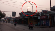 Kabut asap tipis menyelimuti Jalan Toddopuli Raya Timur menuju Borong Raya, Makassar, Rabu (14/10/2026), hingga mengurangi intensitas sinar matahari. Kondisi ini menjadi perhatian warga di tengah kekhawatiran terhadap penurunan kualitas udara akibat dugaan asap kiriman karhutla.