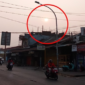 Kabut asap tipis menyelimuti Jalan Toddopuli Raya Timur menuju Borong Raya, Makassar, Rabu (14/10/2026), hingga mengurangi intensitas sinar matahari. Kondisi ini menjadi perhatian warga di tengah kekhawatiran terhadap penurunan kualitas udara akibat dugaan asap kiriman karhutla.