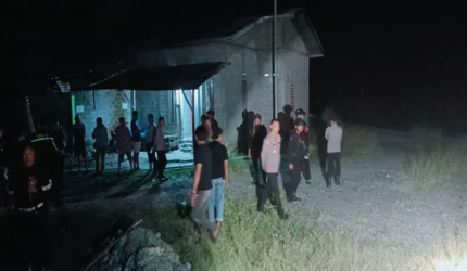 Situasi Memanas, Kapolres Luwu Utara Bersama Danyon Brimob Bertahan di Pantai Seta Seta