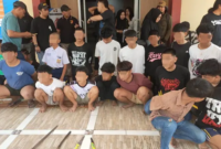 Sebanyak 19 remaja diamankan polisi terkait kasus penyerangan yang menewaskan seorang mahasiswa di Kecamatan Biringkanaya, Makassar. Polisi turut menyita sejumlah senjata tajam yang diduga berkaitan dengan aksi tersebut. (Foto: Polsek Biringkanaya)