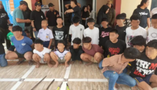 Sebanyak 19 remaja diamankan polisi terkait kasus penyerangan yang menewaskan seorang mahasiswa di Kecamatan Biringkanaya, Makassar. Polisi turut menyita sejumlah senjata tajam yang diduga berkaitan dengan aksi tersebut. (Foto: Polsek Biringkanaya)