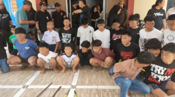 Sebanyak 19 remaja diamankan polisi terkait kasus penyerangan yang menewaskan seorang mahasiswa di Kecamatan Biringkanaya, Makassar. Polisi turut menyita sejumlah senjata tajam yang diduga berkaitan dengan aksi tersebut. (Foto: Polsek Biringkanaya)