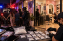Ilustrasi penggerebekan gudang sabu yang diduga berkedok salon kecantikan di Kelurahan Pampang, Kecamatan Panakkukang, Makassar. Polisi mengamankan empat orang terduga pelaku dan menyita barang bukti sabu seberat 90 gram dalam penggerebekan di sejumlah lokasi (Visual AI).