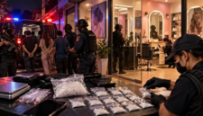 Ilustrasi penggerebekan gudang sabu yang diduga berkedok salon kecantikan di Kelurahan Pampang, Kecamatan Panakkukang, Makassar. Polisi mengamankan empat orang terduga pelaku dan menyita barang bukti sabu seberat 90 gram dalam penggerebekan di sejumlah lokasi (Visual AI).