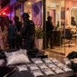 Ilustrasi penggerebekan gudang sabu yang diduga berkedok salon kecantikan di Kelurahan Pampang, Kecamatan Panakkukang, Makassar. Polisi mengamankan empat orang terduga pelaku dan menyita barang bukti sabu seberat 90 gram dalam penggerebekan di sejumlah lokasi (Visual AI).